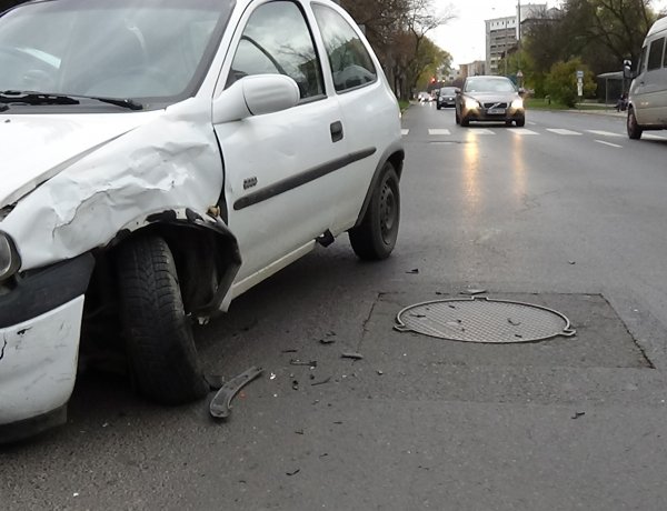 A vétlen jármű egy utasa sérült meg a Sóstói úton történt balesetben