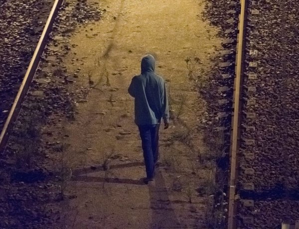 Több mint kétezer tonna szemét gyűlt össze a vasúti sínek mentén