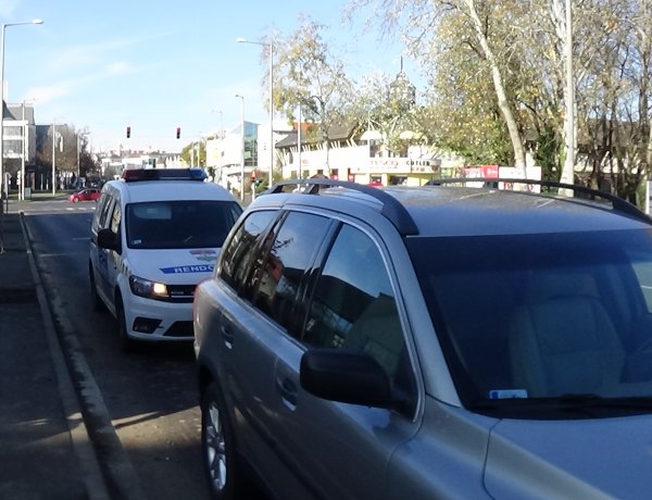 Karambol a Szegfű utcán – Szabálytalanul váltott sávot, balesetet okozott