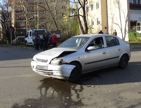 A Szántó Kovács János és az Ady Endre utca kereszteződésénél ütközött két jármű
