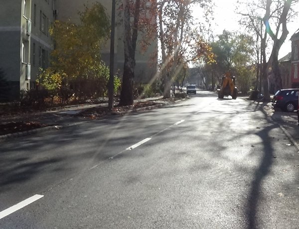 Burkolati jeleket festenek a Szarvas utcán – Fokozott figyelemmel közlekedjenek!