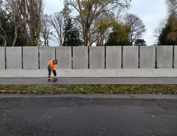 Ismeretlen tettesek dobáltak szét üvegszilánkokat az Északi temető bejáratánál