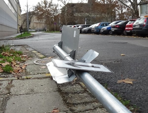 KRESZ-táblát törtek a Szabadság téren, az anyagi kár jelentős