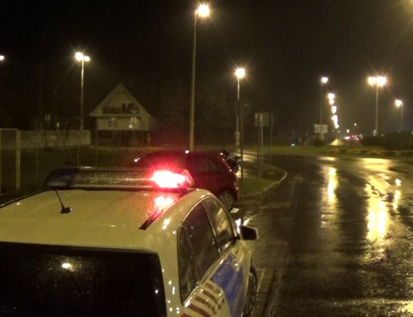 Baleset történt szerda este a Fészek utcai körforgalomnál, egy robogós megsérült