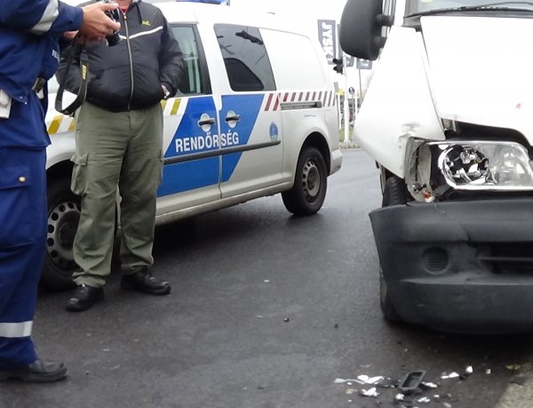 Jelentős anyagi kárral járó baleset történt csütörtök reggel a Törzs utcánál