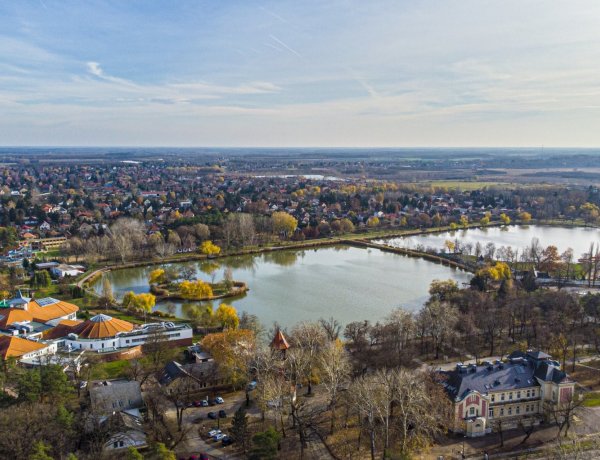 Nem véletlenül Nyíregyháza egyik ékköve – Az őszi Sóstó a magasból is mesés