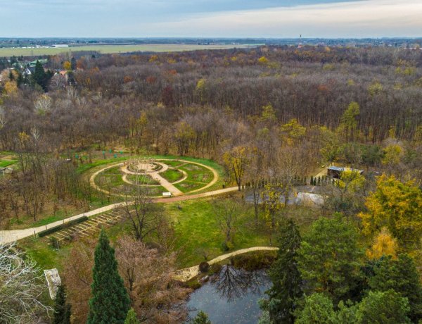 Nézzen szét 360 fokos légifotónkon a Tuzson János Botanikus Kert felett!