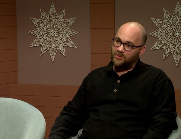 Szókimondó, humoros darab bemutatójára készül a színház – Részletek Göttinger Páltól