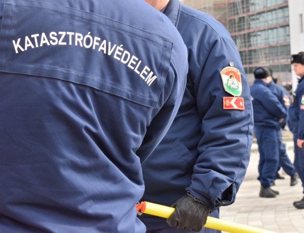 Tömlők, fűrészek, balták és védősisakok? Eszközátadás a Katasztrófavédelmi Igazgatóságon!