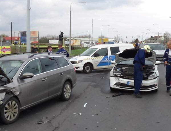Milliós az anyagi kár a 4-es számú főútvonal kivezető szakaszánál történt balesetben