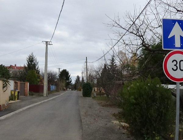 Oroson két utcát, a Mályva és a Moha utcát mától egyirányúsították