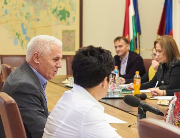 Karácsonyi ajándékcsomaggal kedveskedik az önkormányzat a nyíregyházi nyugdíjasoknak