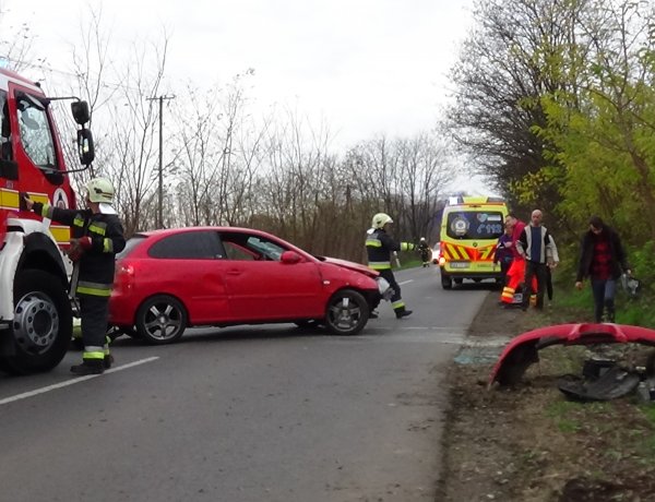 Kisodródott a kanyarban és felborult egy jármű Felsősima és Kálmánháza között