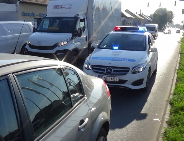 Szabálytalan sávváltás miatt karambolozott két jármű a László utcán