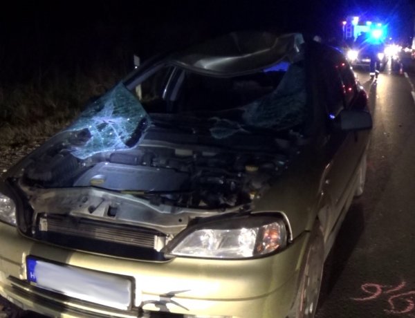 Mezőgazdasági gépnek ütközött egy személygépkocsi hétfő este – Megrázó felvételek!