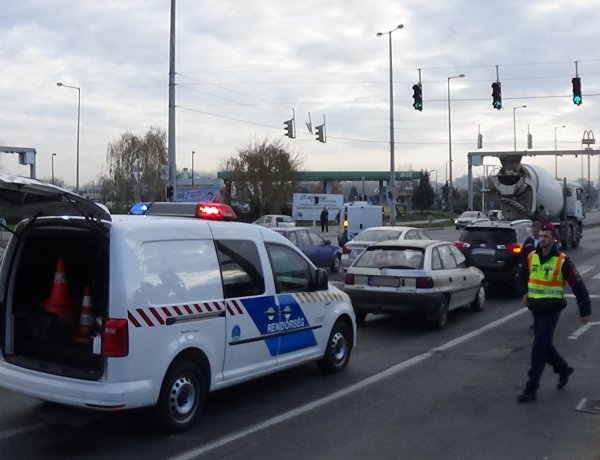 Ráfutásos baleset történt a Pazonyi téren kedd délelőtt, jelentős az anyagi kár