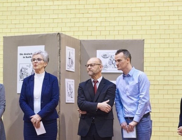 Egyedülálló karikatúrákból nyílt kiállítás a Vasvári Pál Gimnáziumban