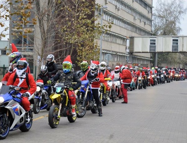 Jótékonykodó motoros mikulások - felvonulás és ajándékosztás a kórházban