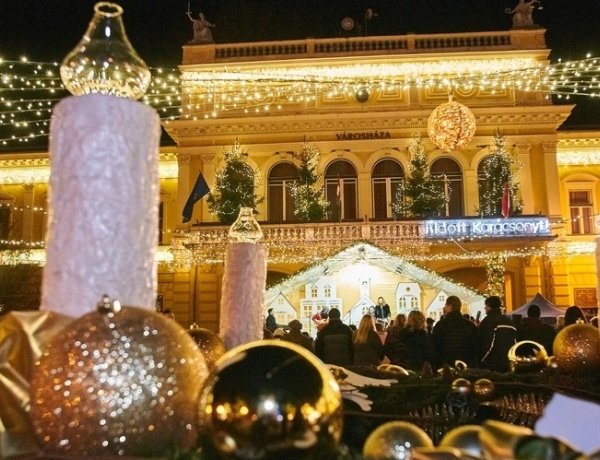 Varázslatos fényekben úszik majd a város – Vasárnap meggyújtják az első adventi gyertyát!