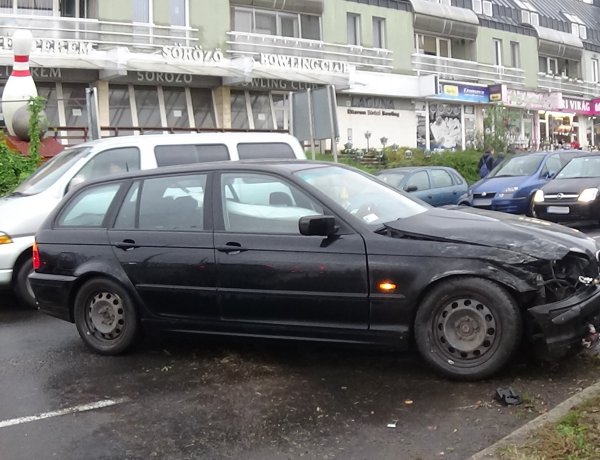 Elvesztette uralmát járműve felett egy autós a Pazonyi úton, a szemközti oldalra sodródott