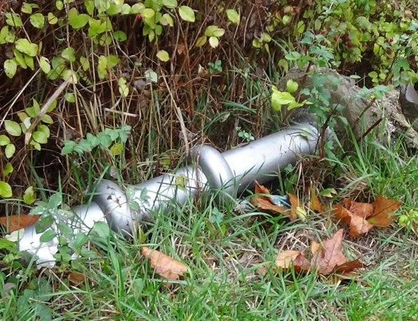 Rongálás a Közép utcán – Balesetveszélyes helyzetet teremtettek a károkozók