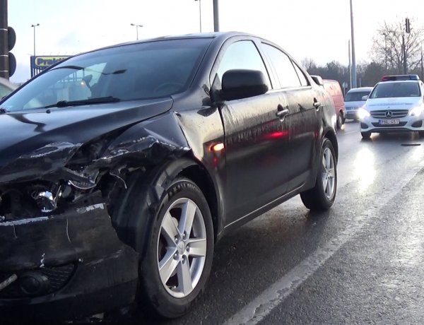 Péntek reggel sem ért véget a balesetek sorozata az Orosi úton