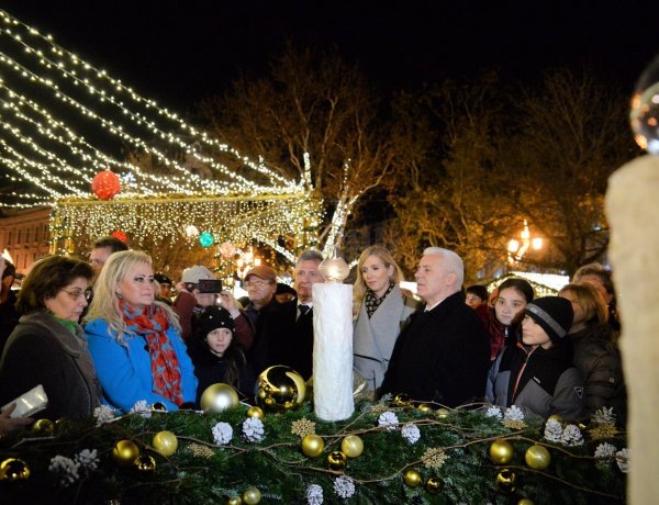 Meggyújtották az első gyertyát Nyíregyháza adventi koszorúján – Ünnepi díszben a város!