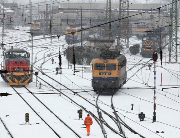 Fennakadásokat okoz a havazás a vonatközlekedésben – Hosszabb lehet a menetidő