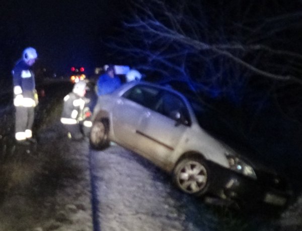 Baleset történt hétfő hajnalban a Simai úton, egy jármű árokba borult