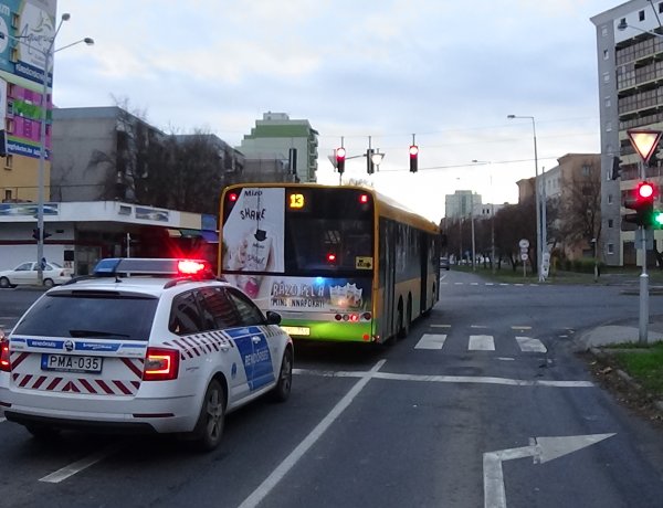 Fékezett az autóbusz, idős utasa elesett – Kórházba szállították