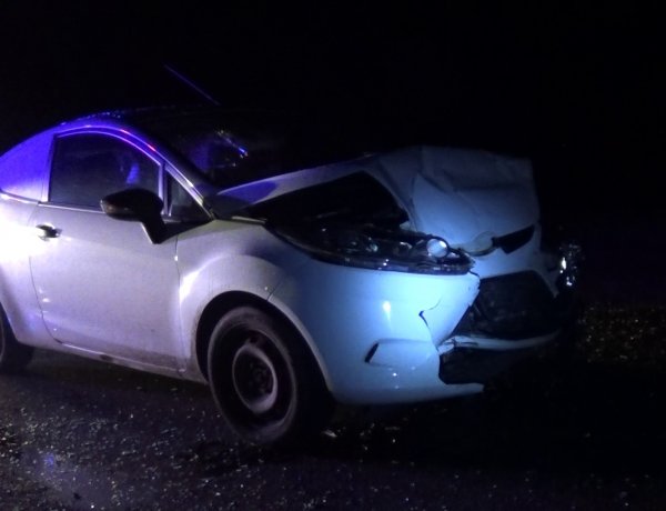 Jelentős anyagi kárral baleset történt Császárszállásnál, ketten megsérültek