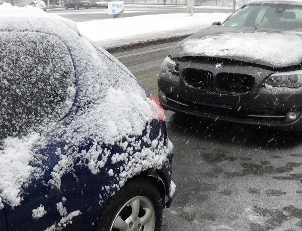 Baleset történt a Debreceni úton – Fokozott figyelemmel közlekedjenek a havas úton