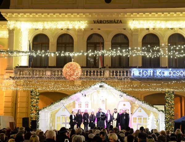 Vasárnap megnyitott a forgatag, felkapcsolták az ünnepi fényeket a belvárosban!