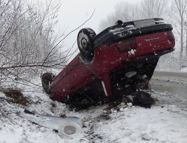 Megcsúszott a havas úton és felborult egy jármű a Simai úton – Karcolásokkal megúszta!