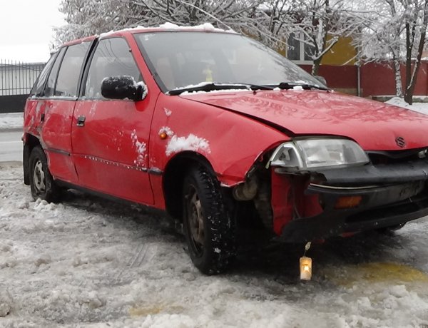 Baleset a Kótaji úton –  Egy járműnek és két oszlopnak is nekicsapódott egy gépkocsi