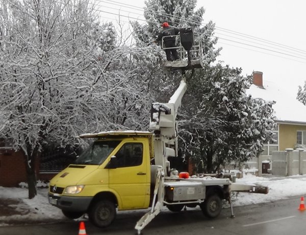 Gallyazási munkálatokat végeznek a NYÍRVV szakemberei a Kótaji úton