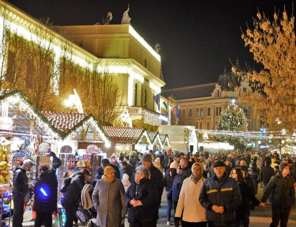 Csütörtökönként frissen sült ajándék lapcsánka várja a forgatagozókat a Kossuth téren