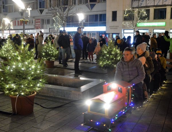 Ünnepi látványosság! – Óvodások díszítették a Kis karácsony fenyőszigetet