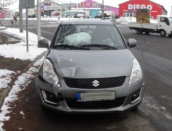 Baleset történt a Pazonyi utcán – Átengedte a gyalogost, a mögötte érkező belerohant