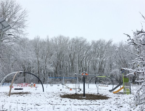 Új pihenőpark létesült a „Kiserdők” területén: modern, felszerelt játszótér és pihenőpadok