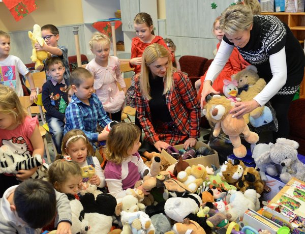 Ajándékok sokasága a sóstóhegyi ovisoknak - Játékokat,édességeket, mikulás csomagot kaptak