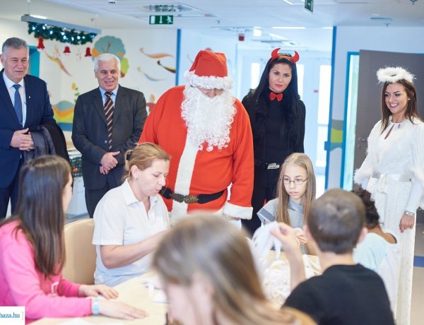 Mikulás-csomaggal ajándékozta meg a kórházban fekvő gyerekeket Nyíregyháza polgármestere