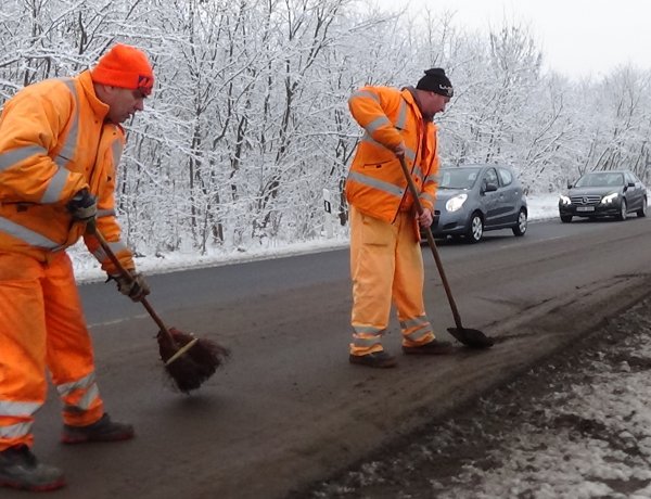 Sárfelhordást kellett eltakarítania a Magyar Közút Nonprofit Zrt. munkatársainak