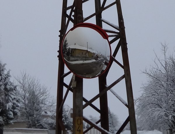 A Hímes városrészben több helyen is parabolatükröket helyeztek el 