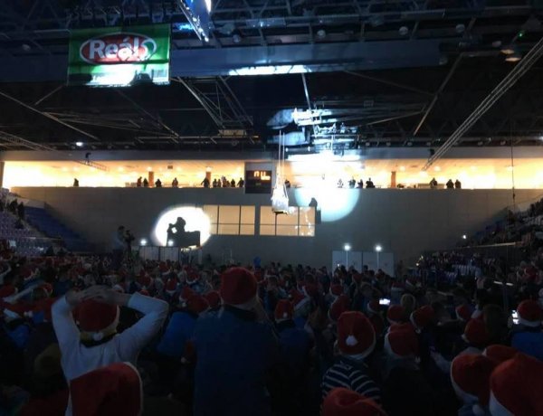 A magasból érkezett a Mikulás a Continental Arénában! Évzárót tartott a Sportcentrum