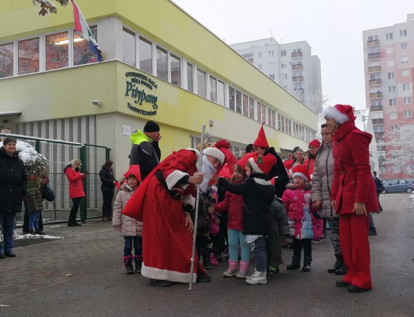 Korán reggel, örömmel futottak együtt a Mikulással a Pitypang Tagintézmény óvodásai