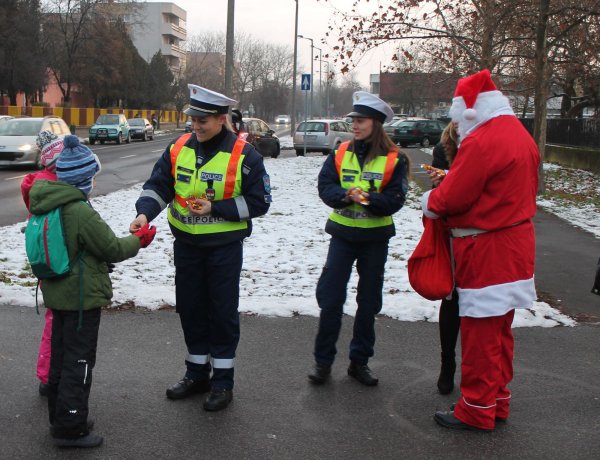 Akcióban a rendőrmikulások - Szaloncukorral ajándékozták meg a szabályosan közlekedőket