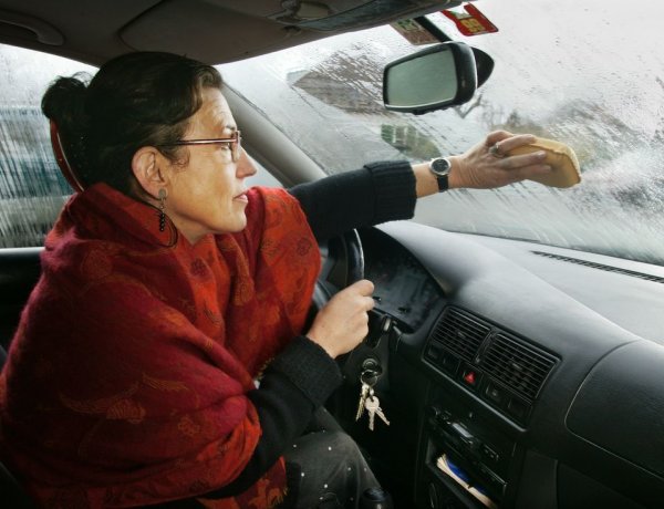 Pénzbüntetésre számíthat, aki párás, jeges szélvédővel közlekedik