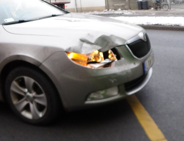 Egy buszmegállóban várakozó autóbusznak ütközött egy autó   