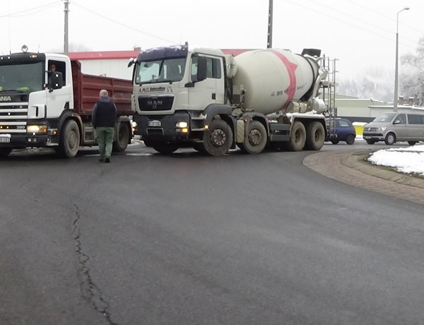 Baleset történt péntek dél körül a Kállói úti körforgalomnál